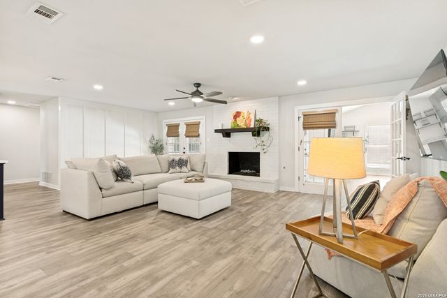 102 SILVER SPGS, Universal City, TX 78148
