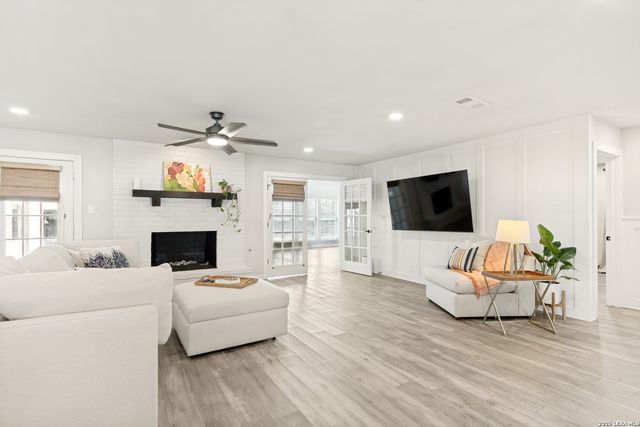 102 SILVER SPGS, Universal City, TX 78148