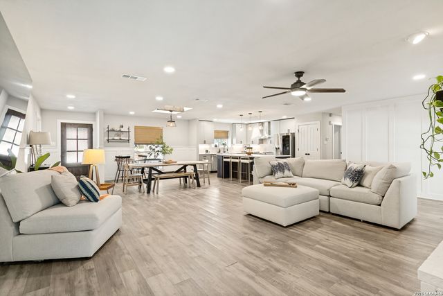 102 SILVER SPGS, Universal City, TX 78148