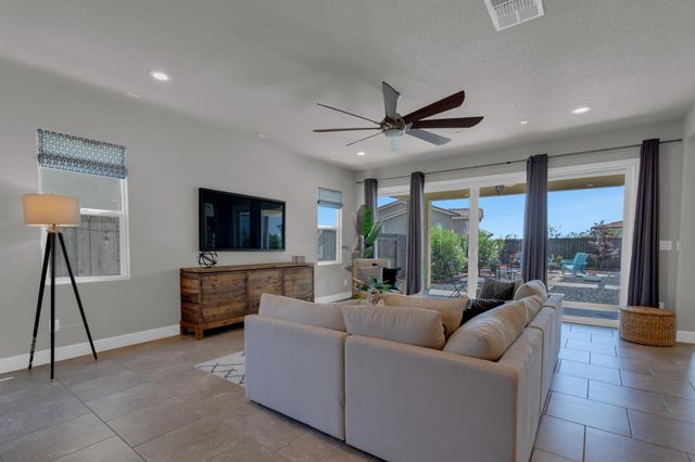 716 Gray Dawn Dr, Rocklin, CA 95765