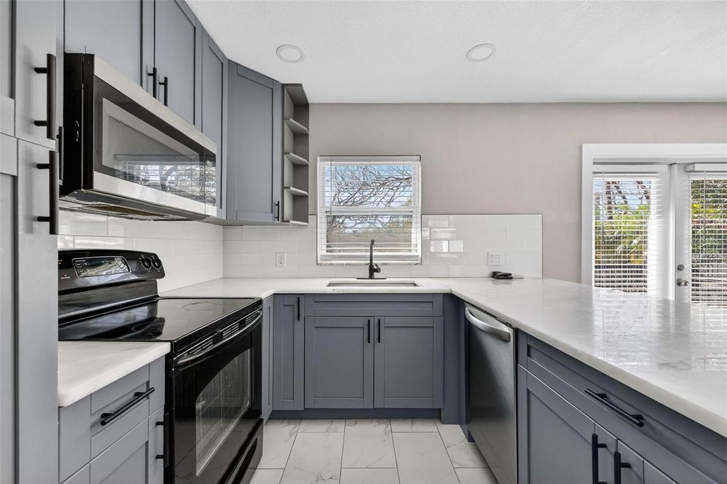 Image 12 of property listing at 2714 W GRACE STREET, Tampa, FL 33607