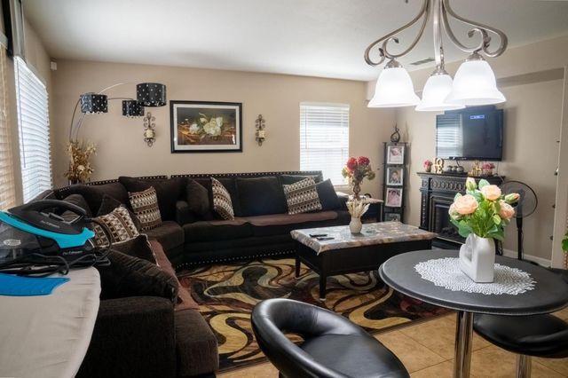 1896 N Forestiere Avenue, Fresno, CA 93722