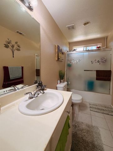 1896 N Forestiere Avenue, Fresno, CA 93722