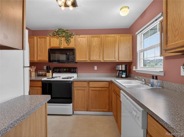 1834 Flagstone Circle 37, Rochester, MI 48307