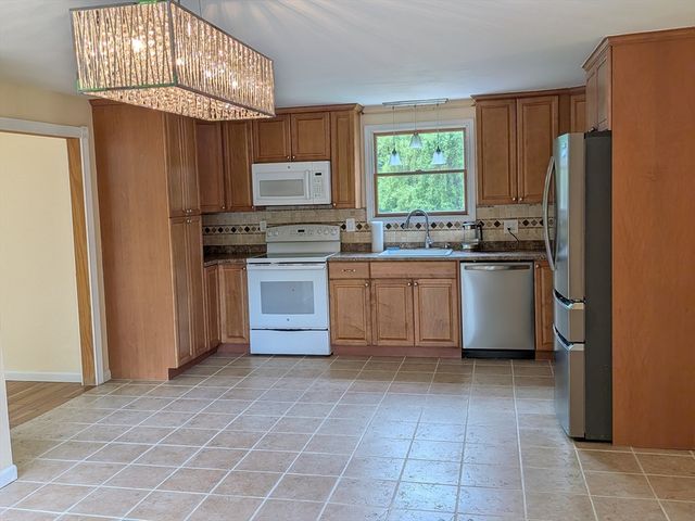 5 Hollow Rd, Wilbraham, MA 01095