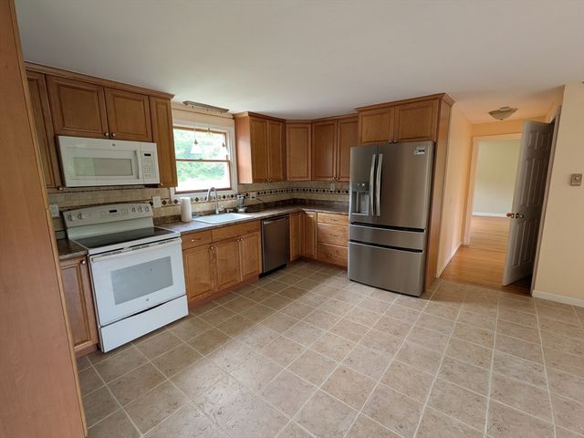 5 Hollow Rd, Wilbraham, MA 01095