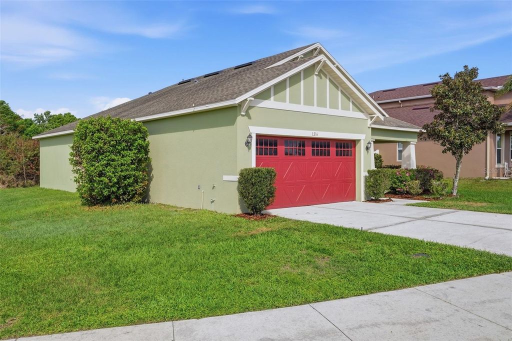 Image 2 of property listing at 1216 MAPLEBROOK DRIVE, Lake Alfred, FL 33850