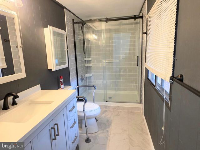 5 SUSAN DR, Barnegat, NJ 08005