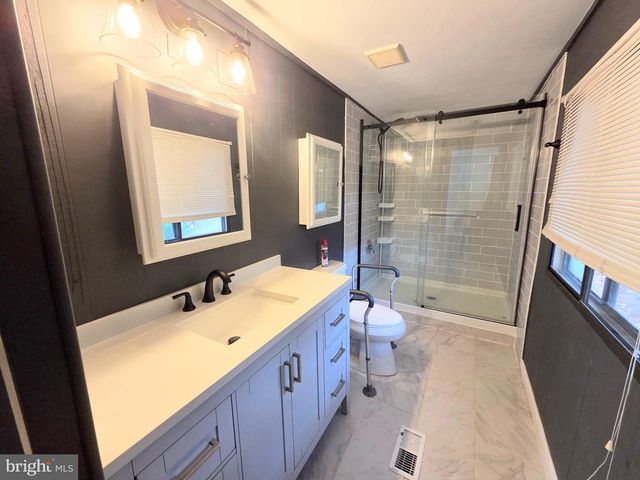 5 SUSAN DR, Barnegat, NJ 08005