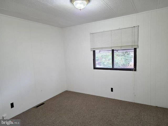 5 SUSAN DR, Barnegat, NJ 08005