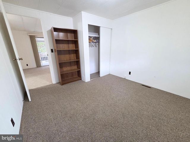 5 SUSAN DR, Barnegat, NJ 08005