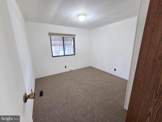 5 SUSAN DR, Barnegat, NJ 08005