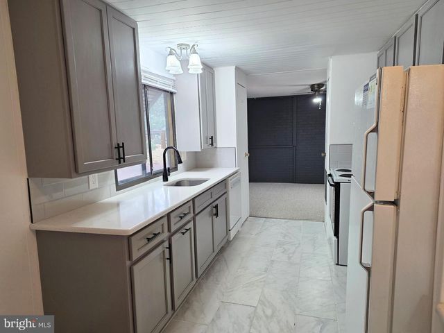 5 SUSAN DR, Barnegat, NJ 08005