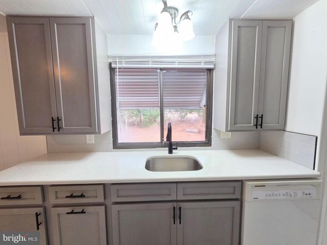 5 SUSAN DR, Barnegat, NJ 08005