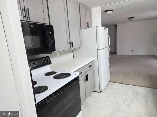 5 SUSAN DR, Barnegat, NJ 08005