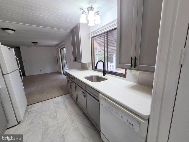 5 SUSAN DR, Barnegat, NJ 08005