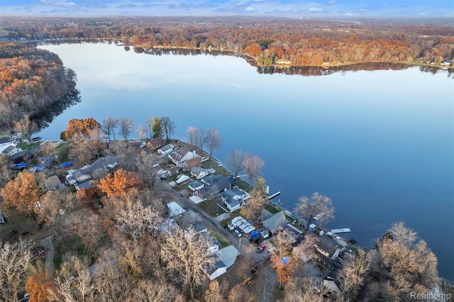8165 Leonard Drive, Holly Township, MI 48442