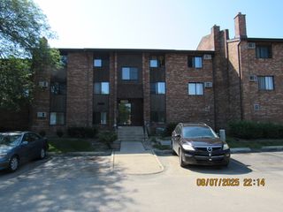 7713 Woodward Avenue 1B, Woodridge, IL 60517