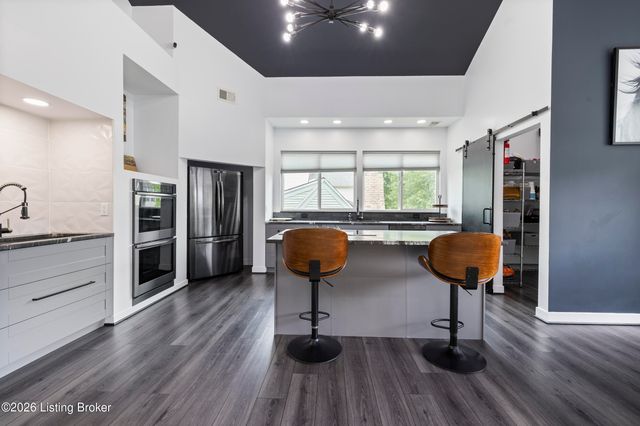 904 W Riverside Dr, Louisville, KY 40207