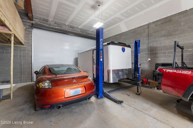 904 W Riverside Dr, Louisville, KY 40207