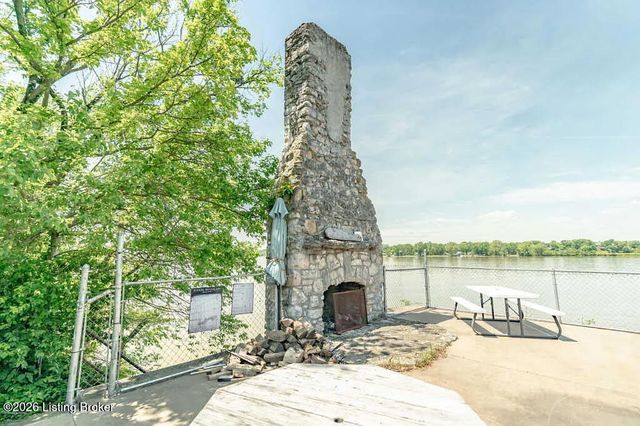 904 W Riverside Dr, Louisville, KY 40207