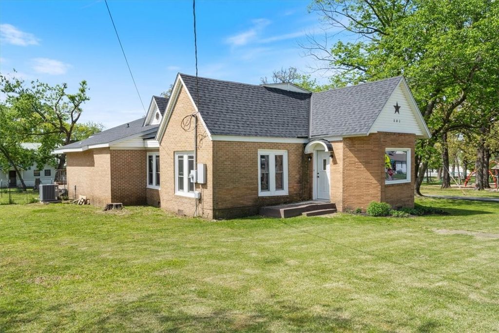 501 SE Main Street, Gravette, AR 72736