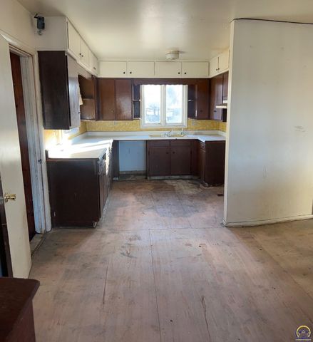 3224 SE Humboldt ST, Topeka, KS 66605