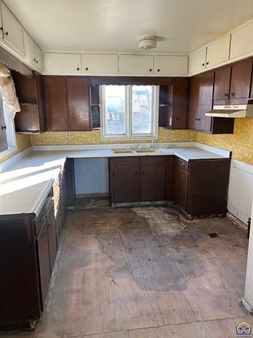 3224 SE Humboldt ST, Topeka, KS 66605