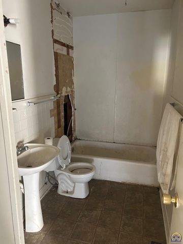 3224 SE Humboldt ST, Topeka, KS 66605