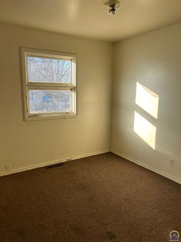 3224 SE Humboldt ST, Topeka, KS 66605