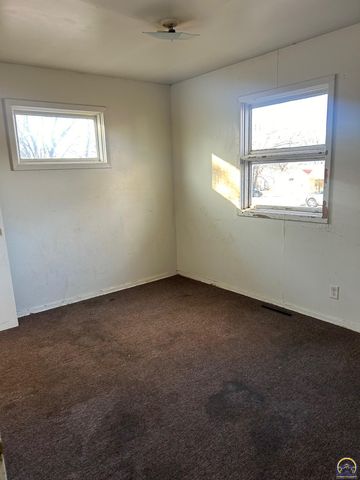 3224 SE Humboldt ST, Topeka, KS 66605