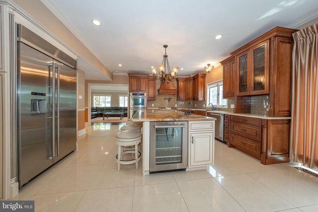 1041 HERKNESS DR, Meadowbrook, PA 19046