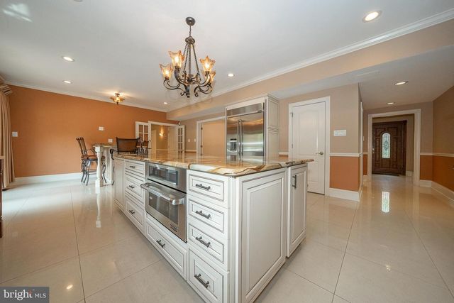 1041 HERKNESS DR, Meadowbrook, PA 19046