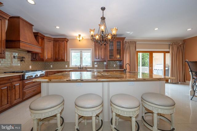 1041 HERKNESS DR, Meadowbrook, PA 19046