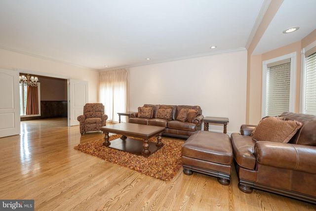 1041 HERKNESS DR, Meadowbrook, PA 19046