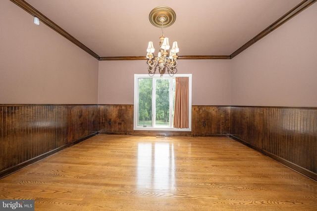 1041 HERKNESS DR, Meadowbrook, PA 19046
