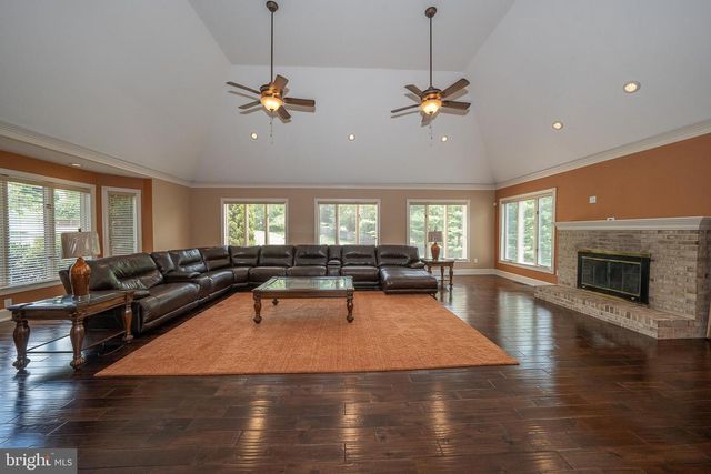 1041 HERKNESS DR, Meadowbrook, PA 19046