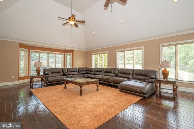 1041 HERKNESS DR, Meadowbrook, PA 19046