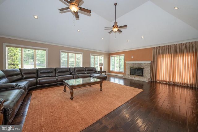 1041 HERKNESS DR, Meadowbrook, PA 19046