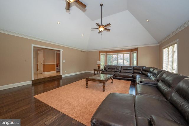 1041 HERKNESS DR, Meadowbrook, PA 19046