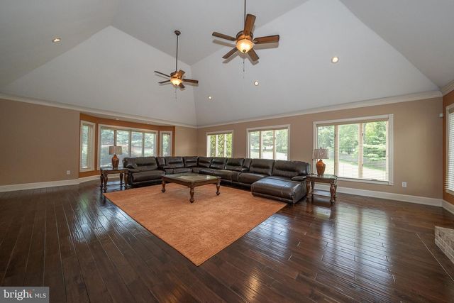 1041 HERKNESS DR, Meadowbrook, PA 19046
