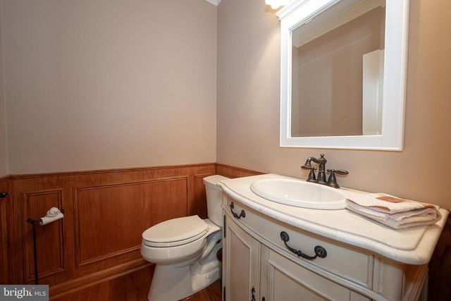 1041 HERKNESS DR, Meadowbrook, PA 19046