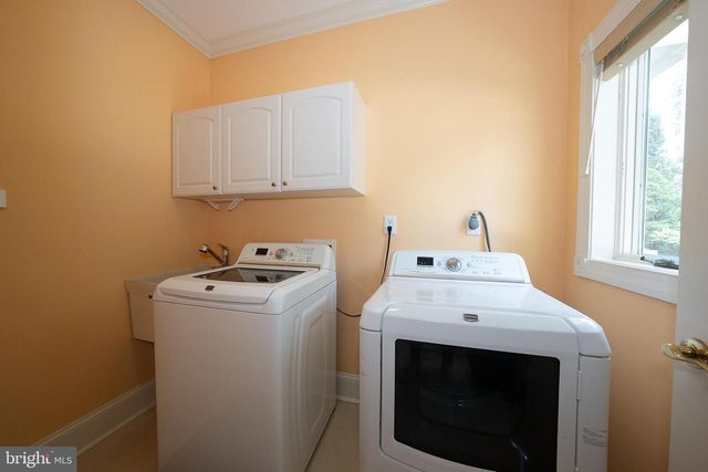 1041 HERKNESS DR, Meadowbrook, PA 19046