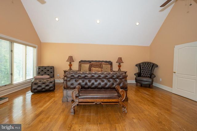 1041 HERKNESS DR, Meadowbrook, PA 19046