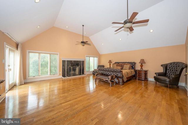 1041 HERKNESS DR, Meadowbrook, PA 19046