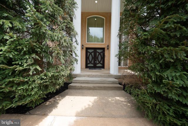 1041 HERKNESS DR, Meadowbrook, PA 19046