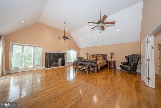 1041 HERKNESS DR, Meadowbrook, PA 19046