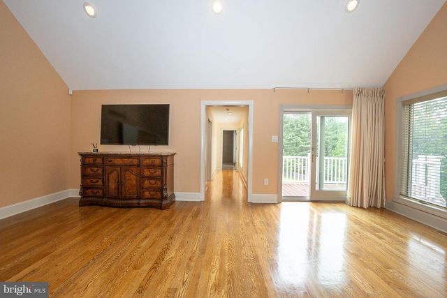 1041 HERKNESS DR, Meadowbrook, PA 19046