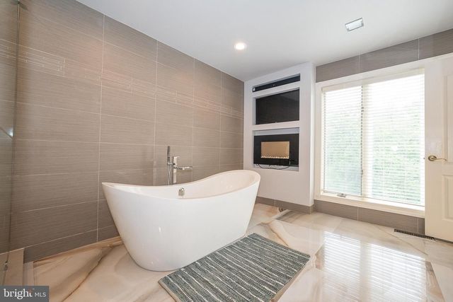 1041 HERKNESS DR, Meadowbrook, PA 19046