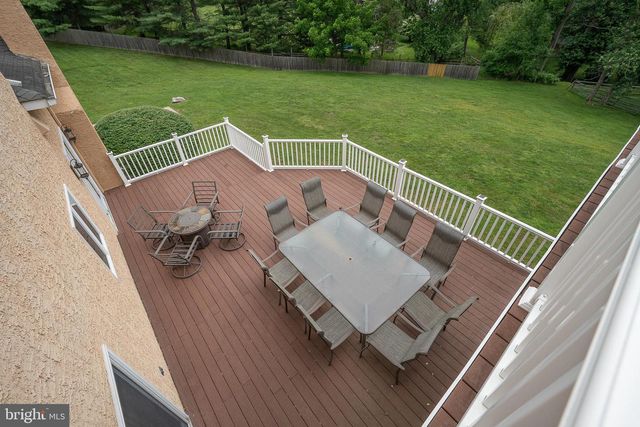 1041 HERKNESS DR, Meadowbrook, PA 19046